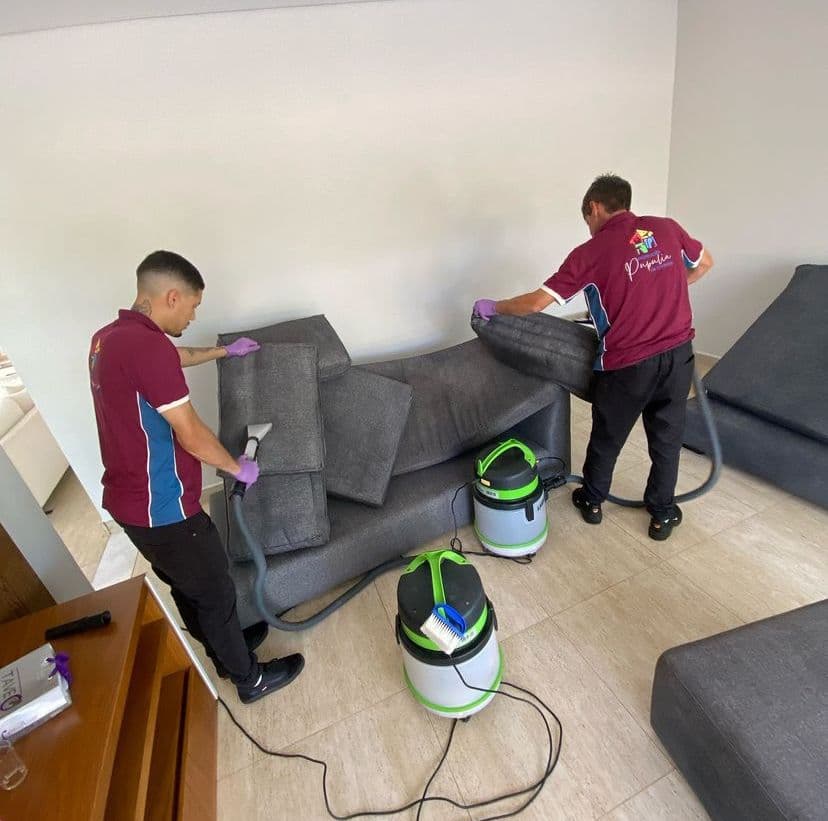 Equipe Pupulin realizando higienização